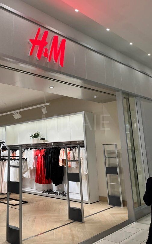 ショッピングセンター　H＆Mららぽーと湘南平塚店（ショッピングセンター）まで670m