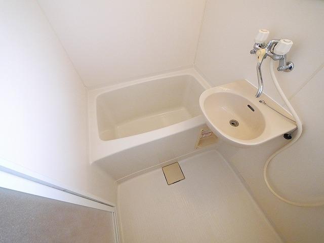 バス・シャワールーム　コンパクトで使いやすいお風呂です