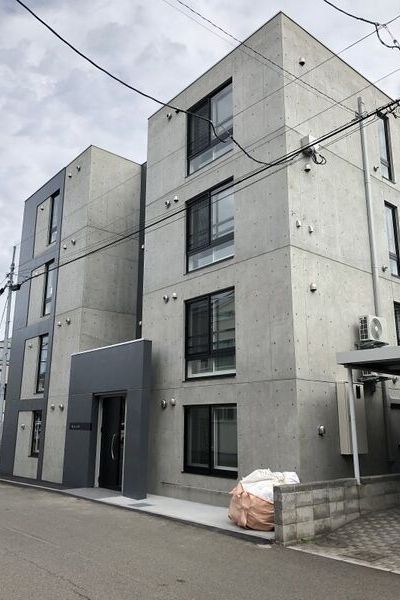 札幌市南区澄川三条のマンションの建物外観