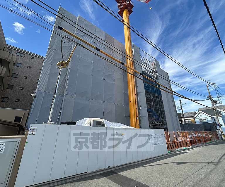 【京都市南区上鳥羽勧進橋町のマンションの建物外観】