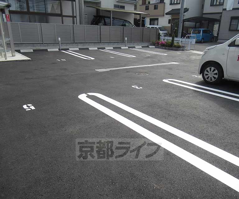 【京田辺市薪西窪のアパートの駐車場】