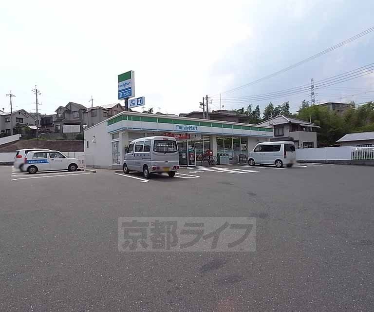 【京田辺市薪西窪のアパートのコンビニ】