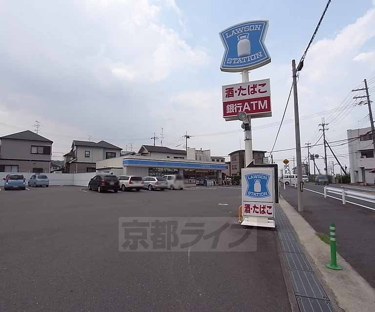 【京田辺市薪西窪のアパートのコンビニ】