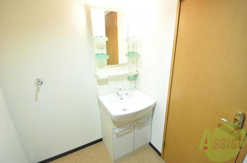 洗面設備　独立した洗面所には洗濯機置場もあり、脱衣場も広めです。