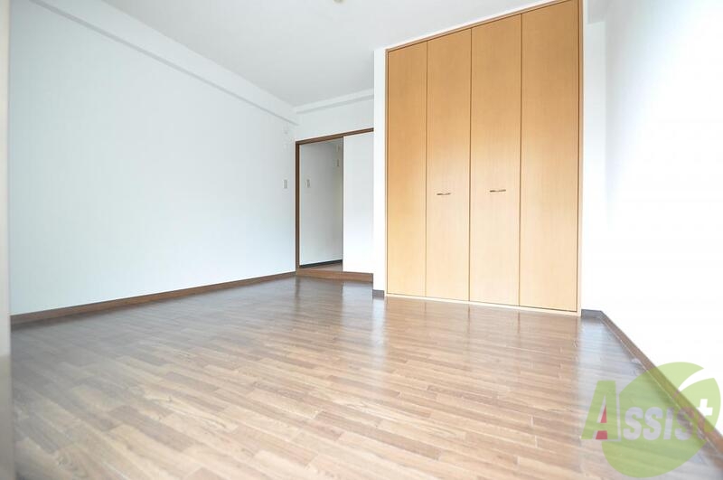 居室・リビング　内装は落ち着いた色合いで、くつろげる空間になりそうですね。