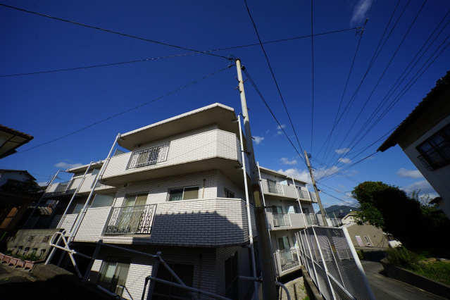 稗田アカマツハイツの建物外観