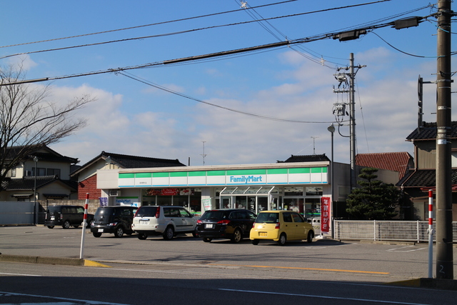 コンビニ　ファミリーマート（コンビニ）まで30m