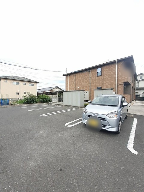 【出雲市松寄下町のアパートの駐車場】