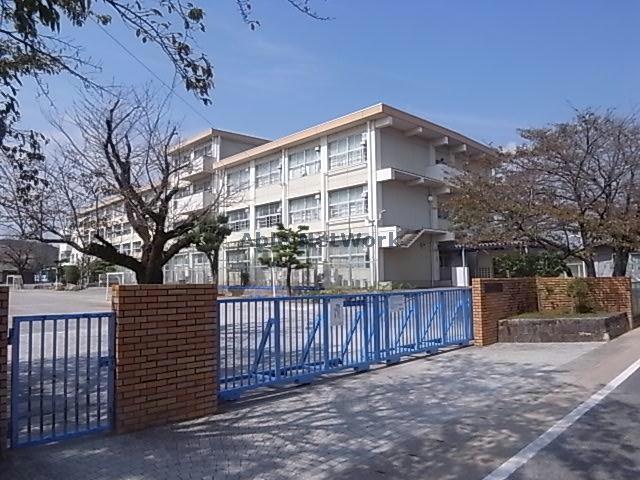 小学校　岐阜市立西郷小学校（小学校）まで1045m