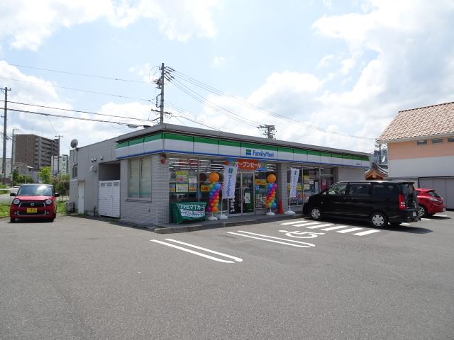 コンビニ　ファミリーマート（コンビニ）まで570m