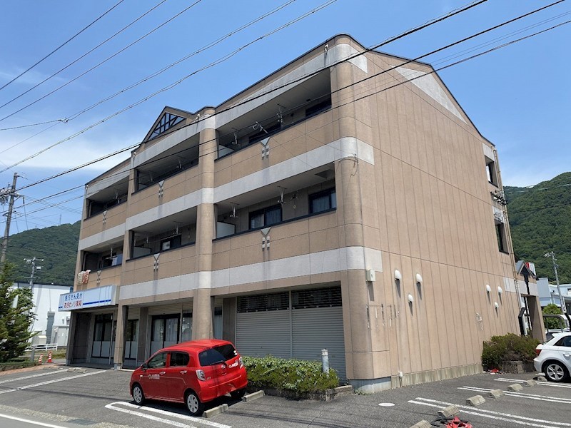 上田市秋和のマンションの建物外観