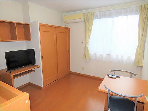 居室・リビング　カーテンやテーブル、テレビも備え付けです