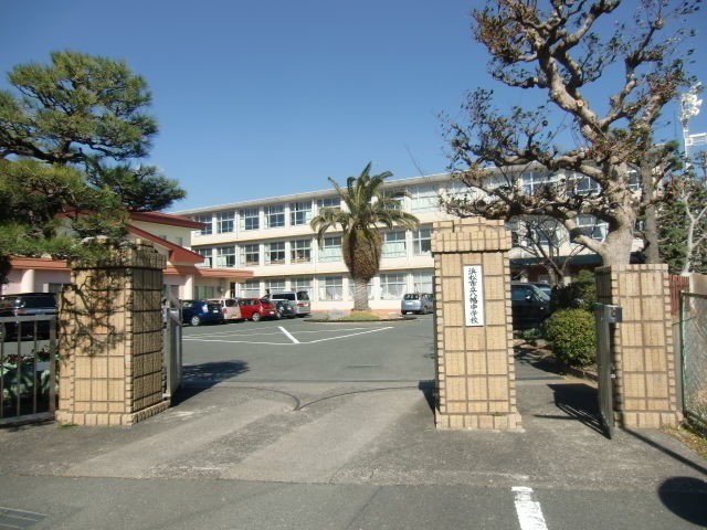 【浜松市中央区新津町のアパートの中学校】