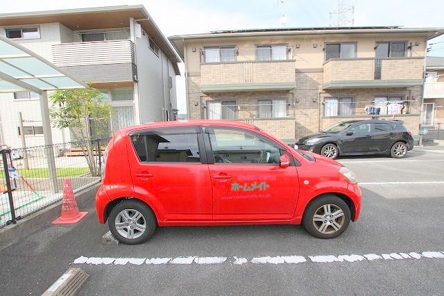 【岡山市北区平野のアパートの駐車場】