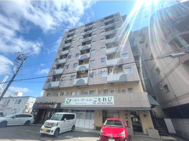 札幌市白石区菊水三条のマンションの建物外観