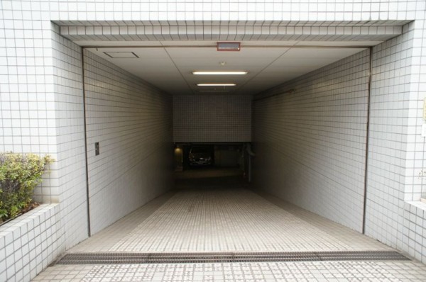 駐車場　駐車場入り口