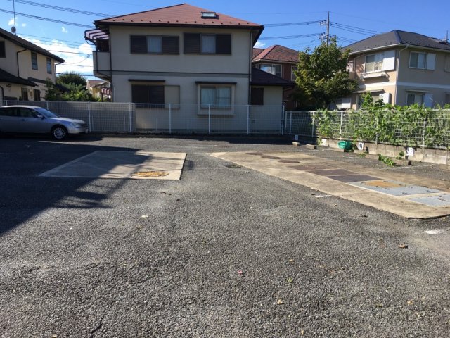 【東松山市沢口町のアパートの駐車場】