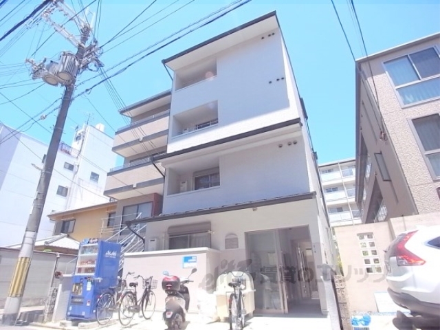 京都市上京区笹屋４丁目のマンションの建物外観