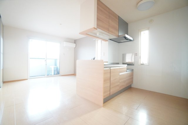 居室・リビング　※同物件・反転タイプの写真です。