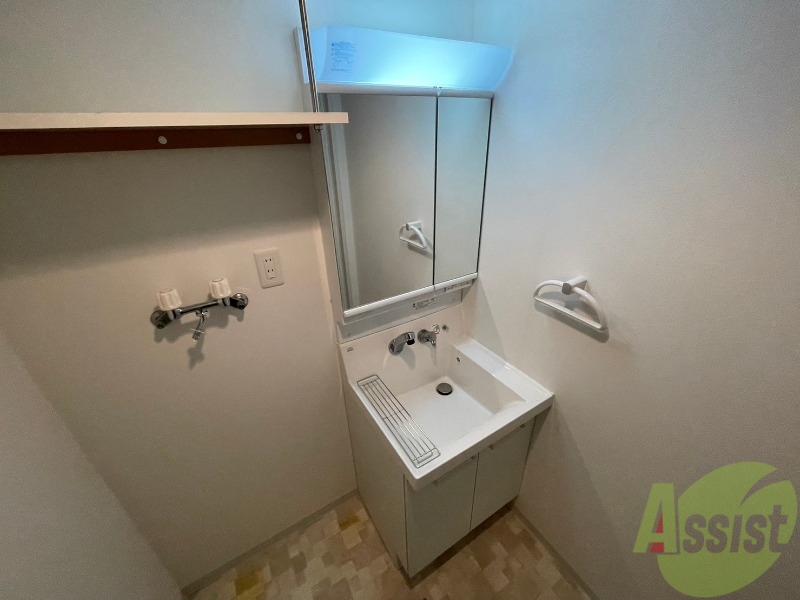 洗面設備　シャンプードレッサー。身支度はここでばっちりですね。