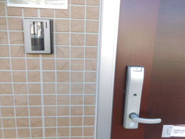 セキュリティ　玄関外部　ＴＶインターホン、カードキー