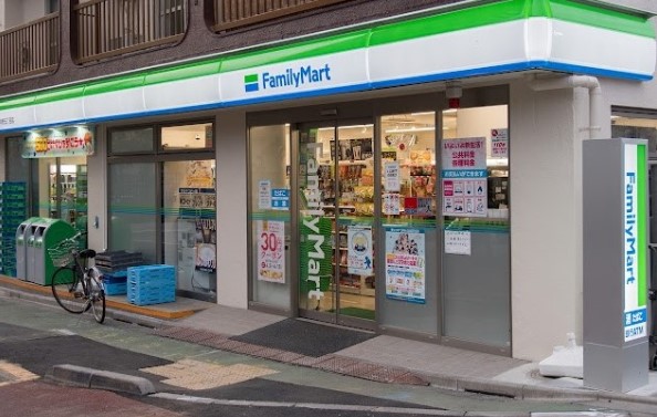コンビニ　ファミリーマート 東中野五丁目店（コンビニ）まで493m