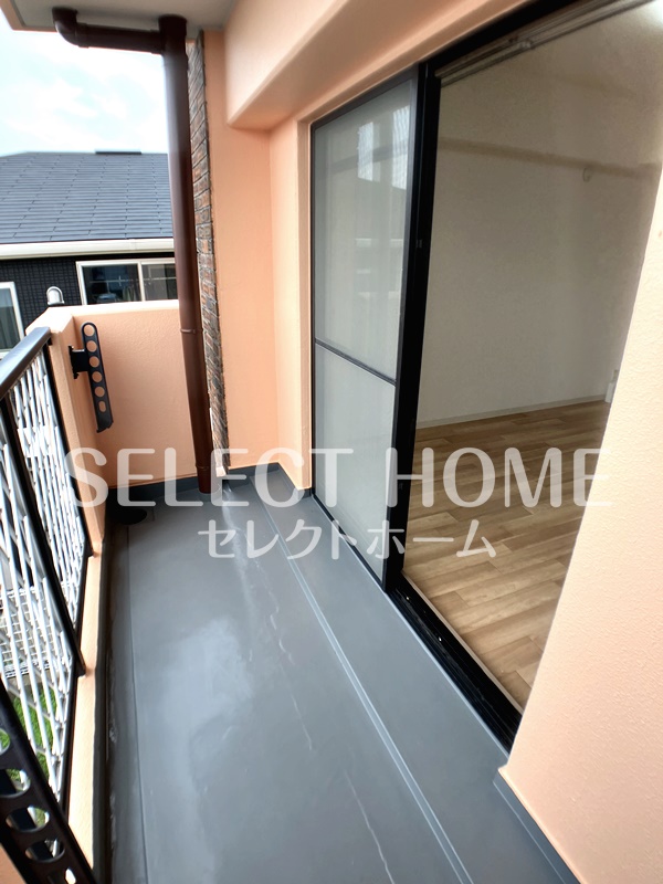 バルコニー　バルコニーからの眺めを楽しみながら食事をしませんか 同型タイ