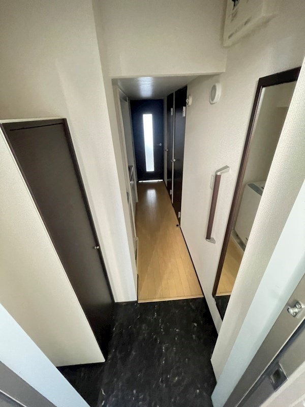 玄関　玄関にはシューズボックスが設置済み