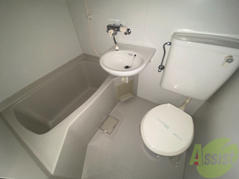 バス・シャワールーム　浴室はシンプル。一人暮らしにはちょうど良いサイズですね。