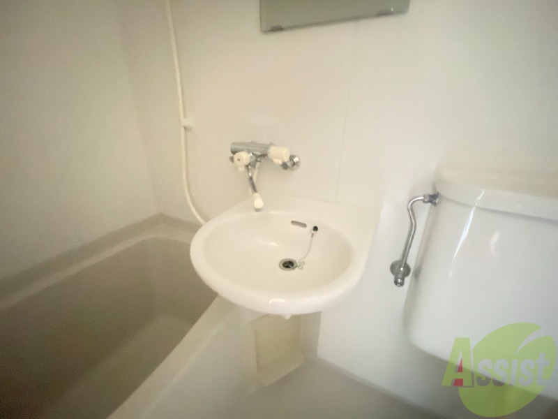 洗面設備　洗面台はシンプルなつくりで手入れがしやすそうですね。