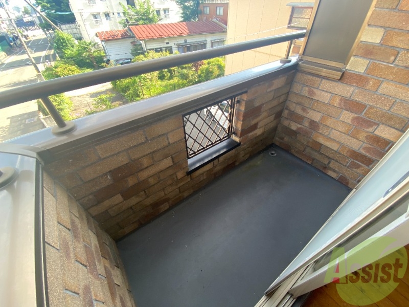 バルコニー　バルコニーは洗濯物を干すのに十分な広さがありますね。