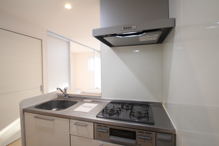 キッチン　３口ガスコンログリル付です