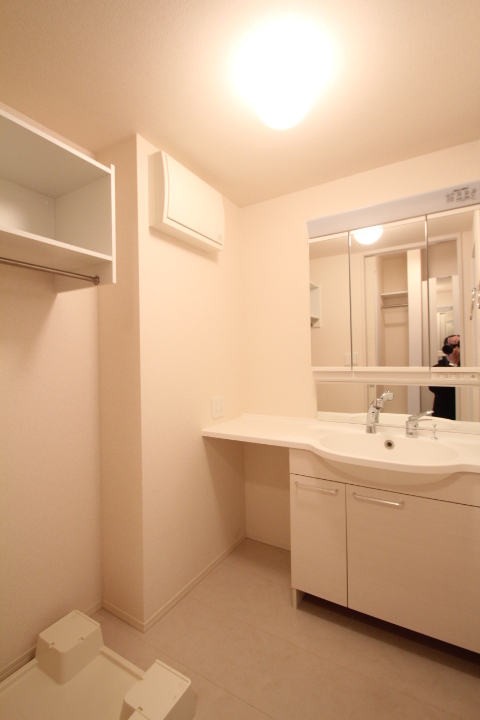 洗面設備　ゆったりとスペースのある洗面所