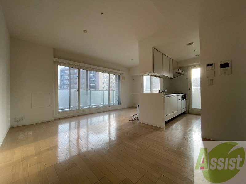 居室・リビング　リビングです。木目のフローリングが落ち着きますね。