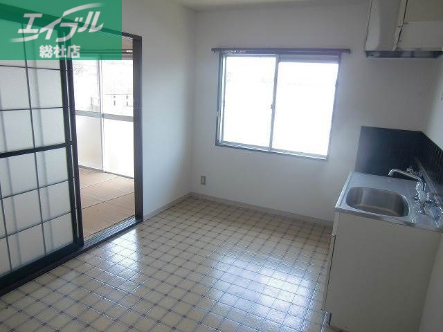 居室・リビング　明るいダイニング