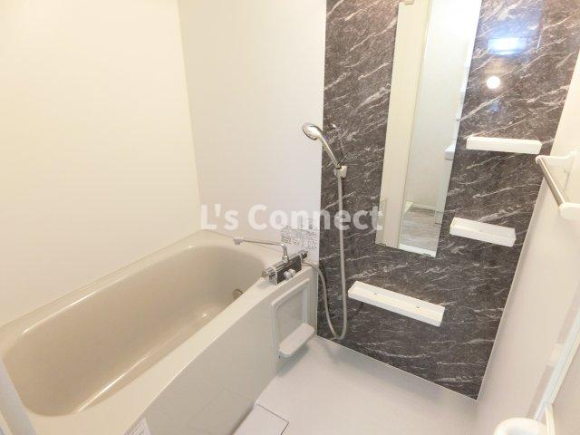 バス・シャワールーム　追焚き、浴室乾燥付きのお風呂。