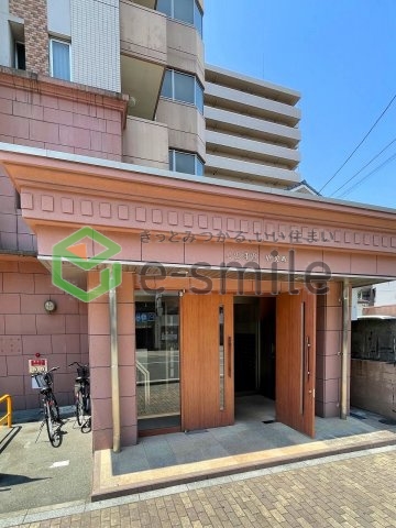 エントランス　外観は落ち着いています