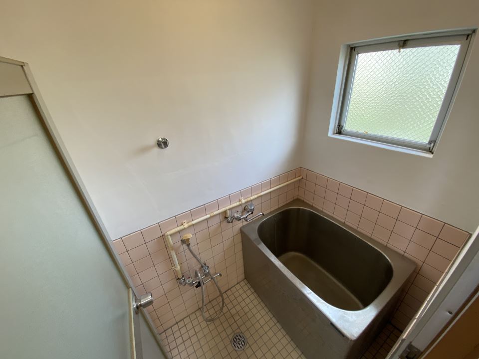 バス・シャワールーム　浴室に窓あります