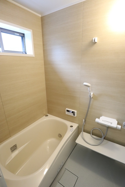 バス・シャワールーム　窓あり　ゆったりお風呂でくつろげます