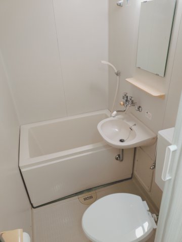 バス・シャワールーム　ゆっくり足をのばして入れます