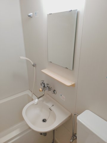 洗面設備　鏡もついてきれいな洗面台です