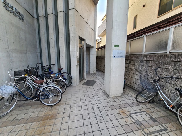 エントランス　外観とマッチしたエントランスです