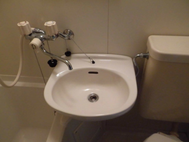 洗面設備　浴室内の洗面台です