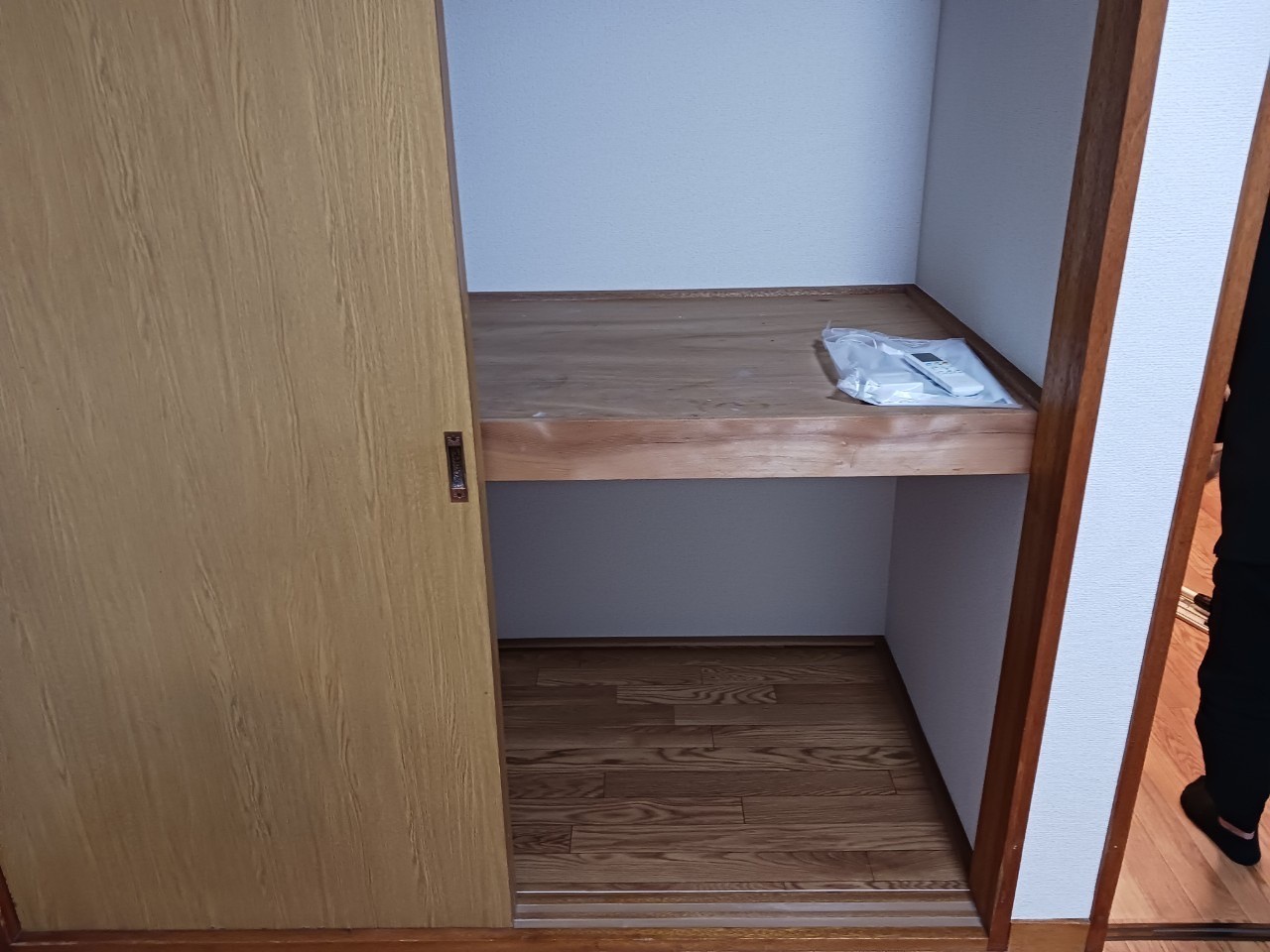 収納　収納の中もクロスを貼りました