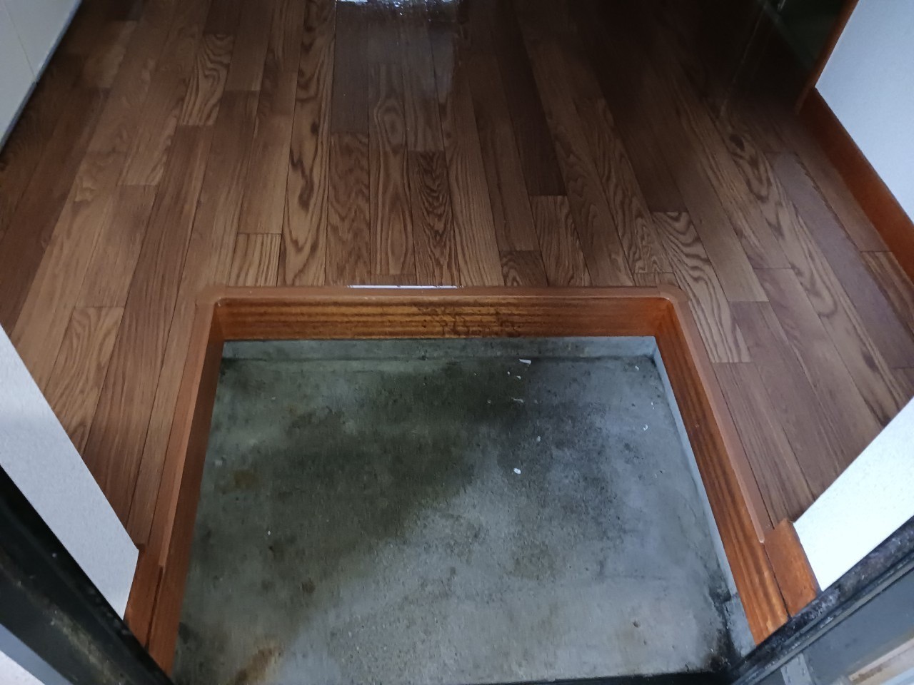 玄関　玄関前綺麗に張り替えました