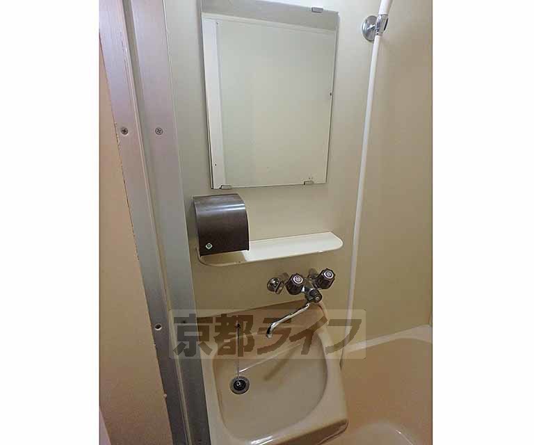 洗面設備　大きな鏡付きの洗面台です。