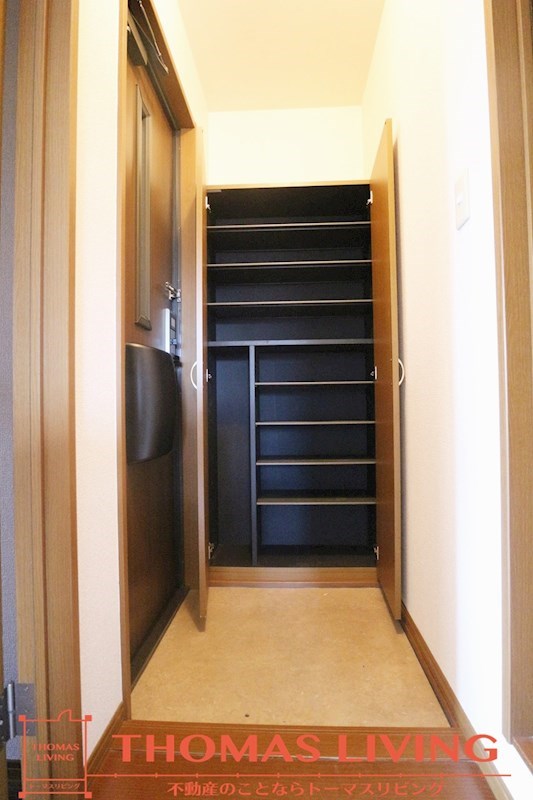 玄関　※写真を準備中のため、同物件の別室写真をご参照下さい。