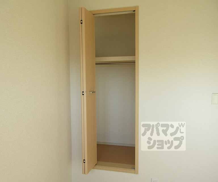 収納　階段がある為少し上にあります。