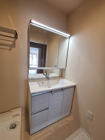 洗面設備　シャワー付きの独立洗面台