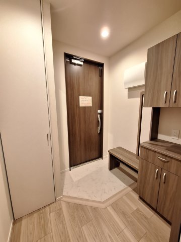 玄関　玄関にイス手すり付き